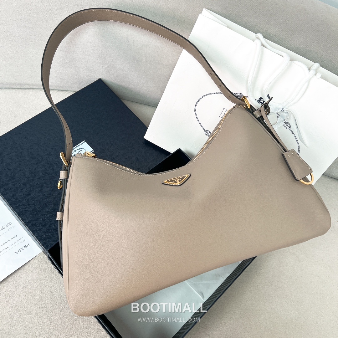 Prada Triangle-Logo Hobo Cowhide Elephant Grey Shoulder Bag 프라다 1BC228 트라이앵글 로고 호보 소가죽 엘리펀트 그레이 숄더백 39cm 2