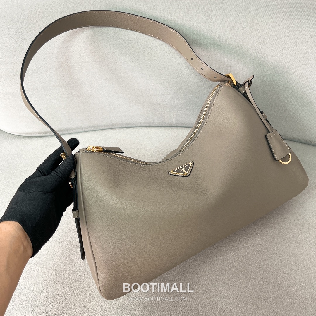 Prada Triangle-Logo Hobo Cowhide Elephant Grey Shoulder Bag 프라다 1BC228 트라이앵글 로고 호보 소가죽 엘리펀트 그레이 숄더백 39cm 3