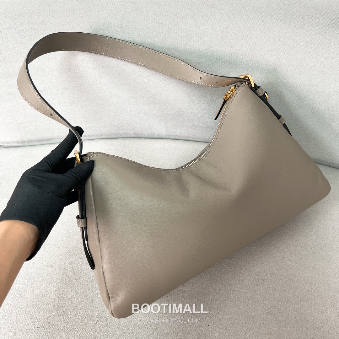 Prada Triangle-Logo Hobo Cowhide Elephant Grey Shoulder Bag 프라다 1BC228 트라이앵글 로고 호보 소가죽 엘리펀트 그레이 숄더백 39cm 4
