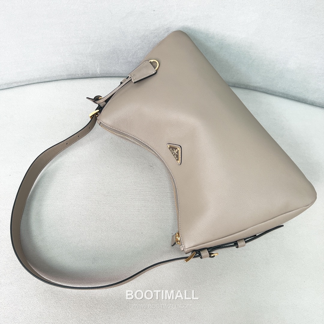 Prada Triangle-Logo Hobo Cowhide Elephant Grey Shoulder Bag 프라다 1BC228 트라이앵글 로고 호보 소가죽 엘리펀트 그레이 숄더백 39cm 6
