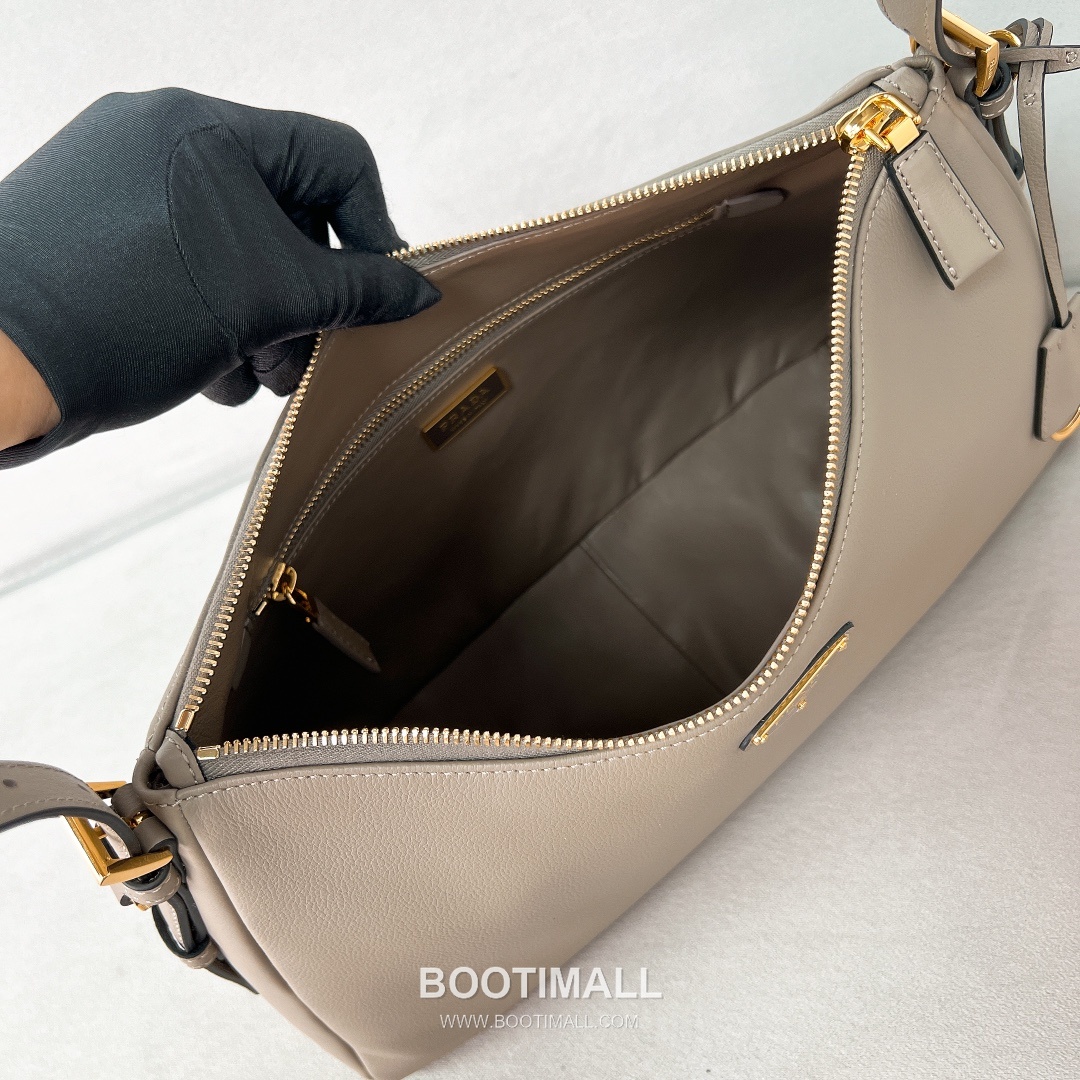 Prada Triangle-Logo Hobo Cowhide Elephant Grey Shoulder Bag 프라다 1BC228 트라이앵글 로고 호보 소가죽 엘리펀트 그레이 숄더백 39cm 9