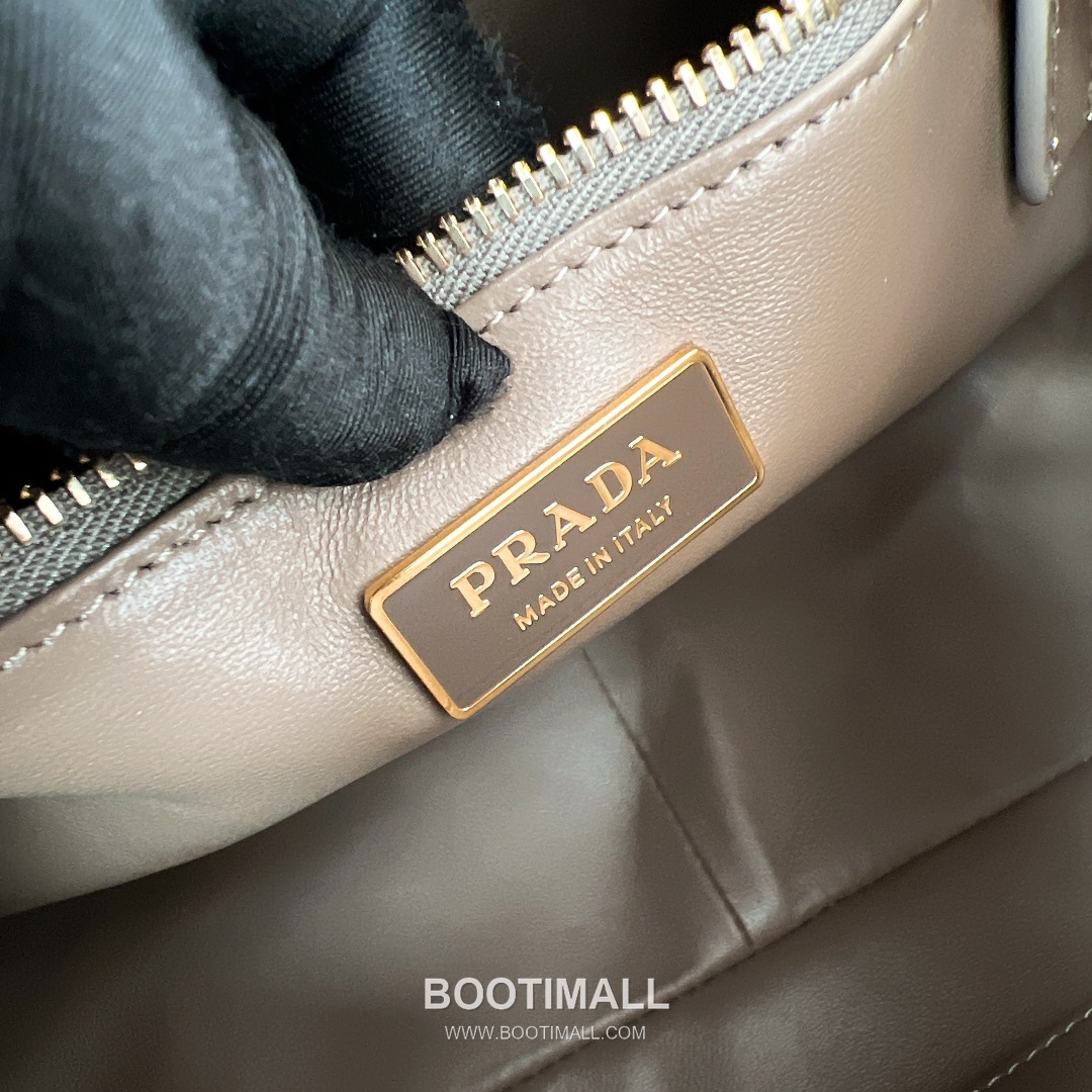 Prada Triangle-Logo Hobo Cowhide Elephant Grey Shoulder Bag 프라다 1BC228 트라이앵글 로고 호보 소가죽 엘리펀트 그레이 숄더백 39cm 10