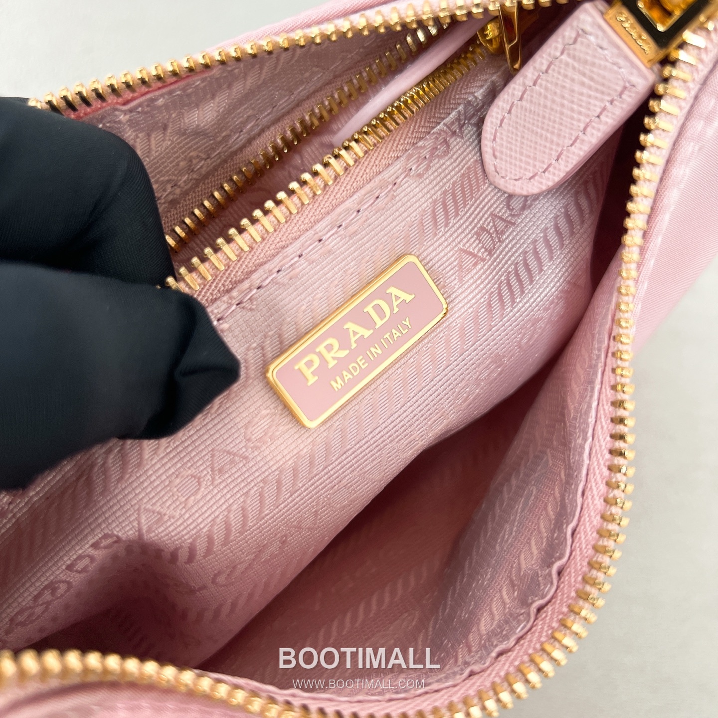 Prada Re-Edition 2005 Leather Pink Hobo Bag 프라다 리 에디션 2005 1N204M 레더 핑크 호보백 22cm 12