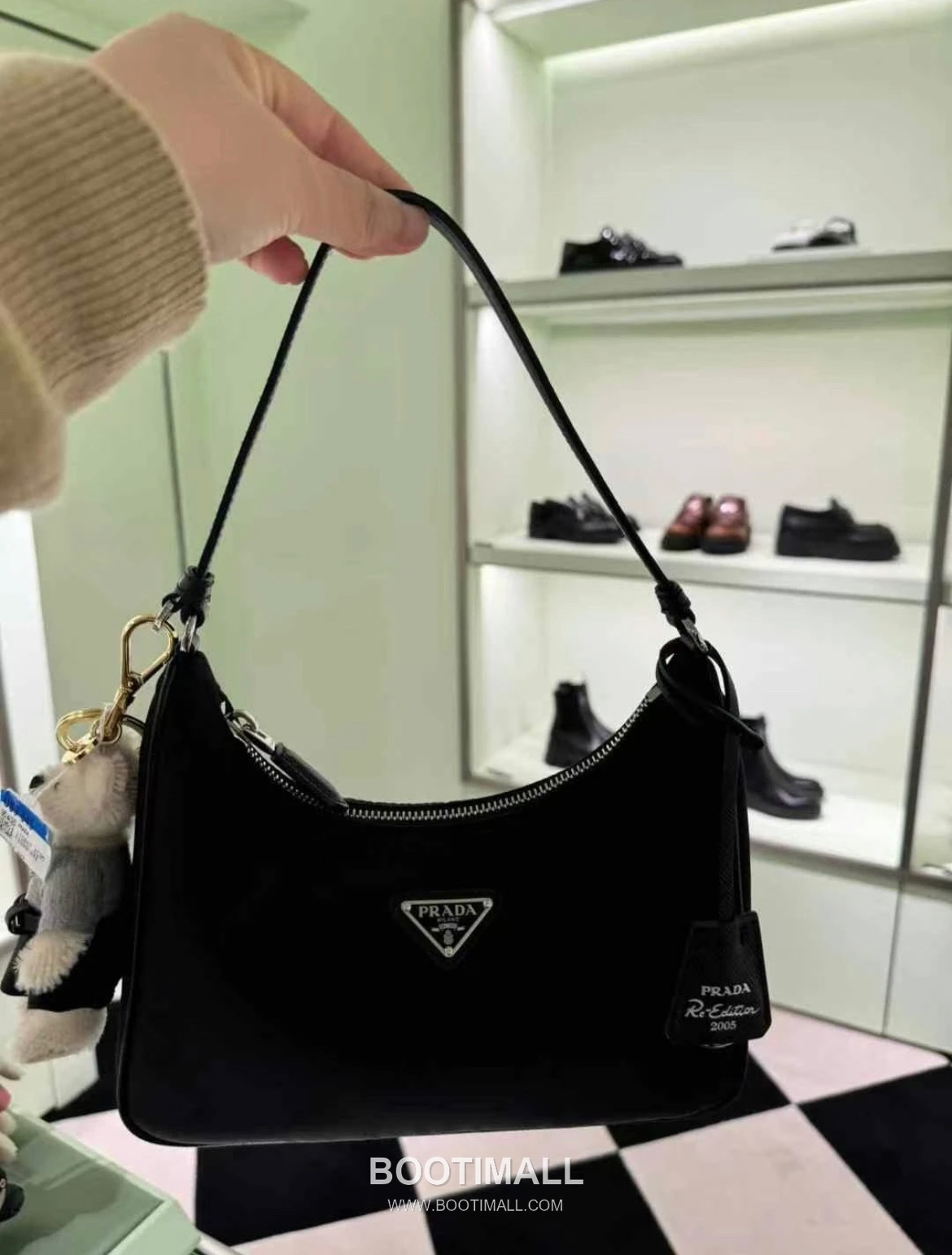Prada Re-Edition 2005 Hobo Leather Black Shoulder Bag 프라다 리 에디션 2005 호보 레더 블랙 숄더백 22cm 1