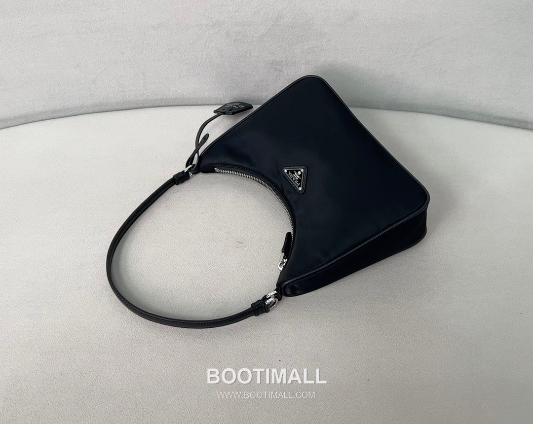 Prada Re-Edition 2005 Hobo Leather Black Shoulder Bag 프라다 리 에디션 2005 호보 레더 블랙 숄더백 22cm 2