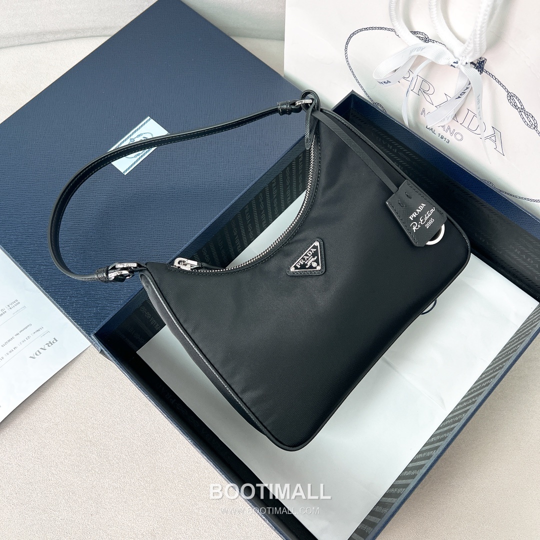 Prada Re-Edition 2005 Hobo Leather Black Shoulder Bag 프라다 리 에디션 2005 호보 레더 블랙 숄더백 22cm 3