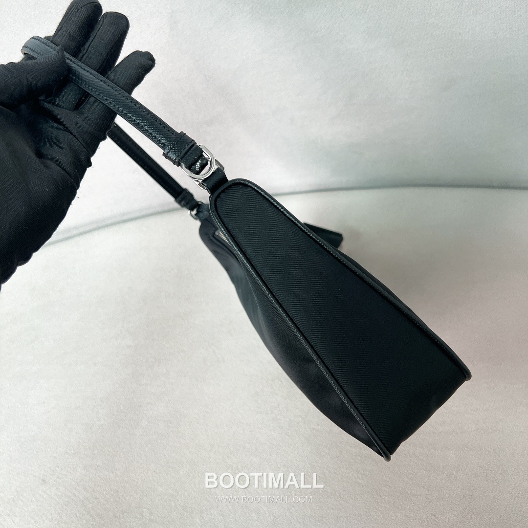 Prada Re-Edition 2005 Hobo Leather Black Shoulder Bag 프라다 리 에디션 2005 호보 레더 블랙 숄더백 22cm 5