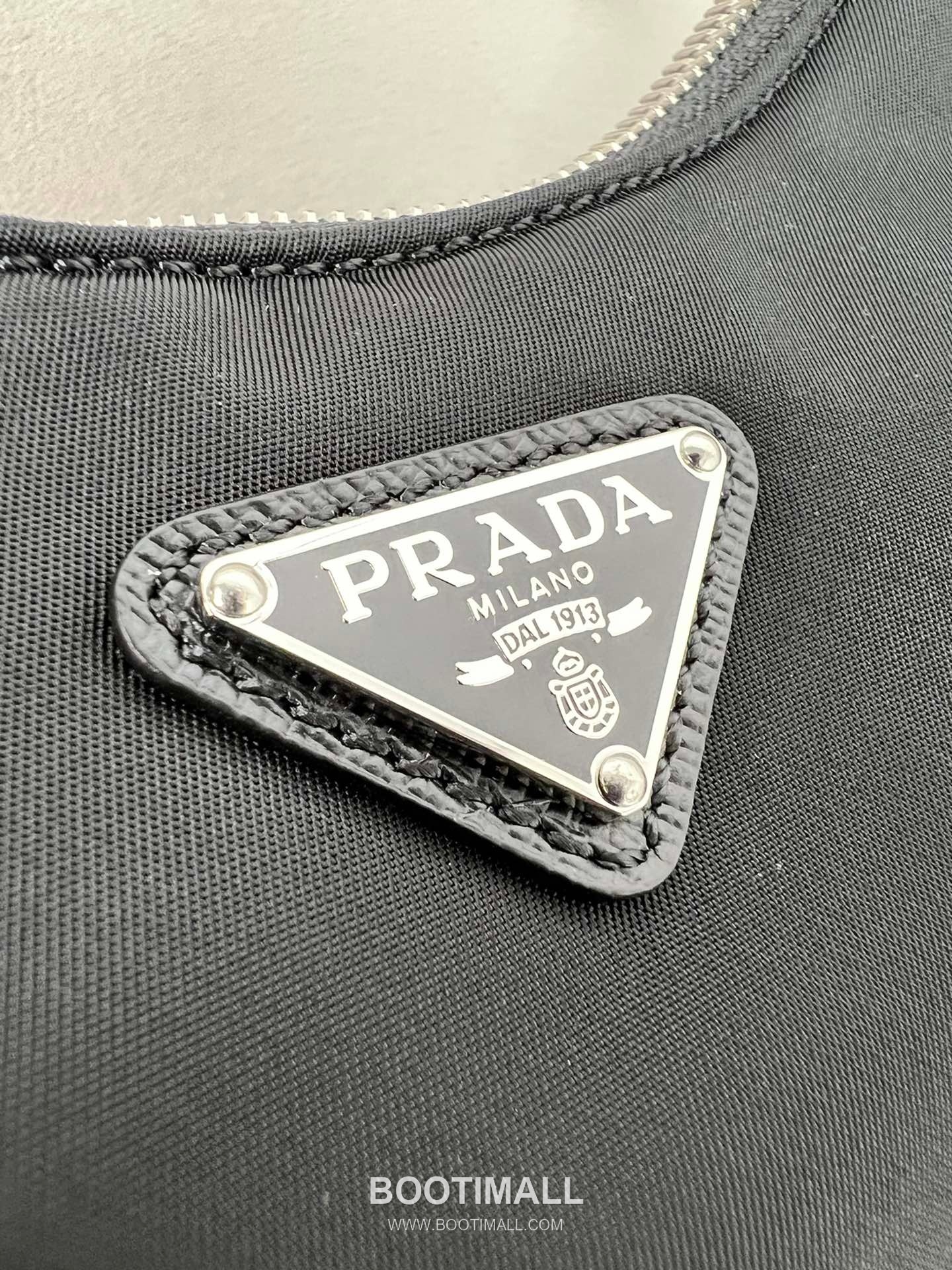 Prada Re-Edition 2005 Hobo Leather Black Shoulder Bag 프라다 리 에디션 2005 호보 레더 블랙 숄더백 22cm 8