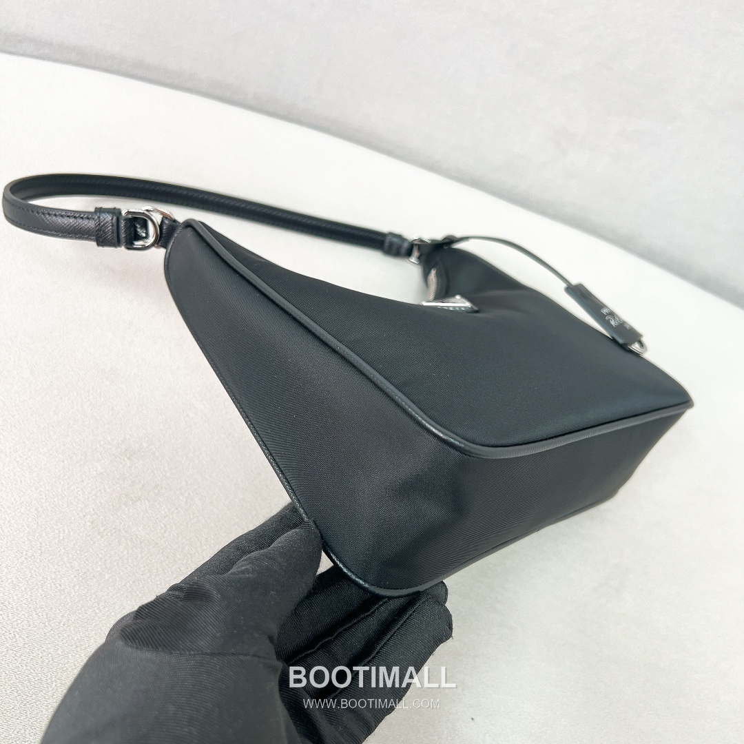 Prada Re-Edition 2005 Hobo Leather Black Shoulder Bag 프라다 리 에디션 2005 호보 레더 블랙 숄더백 22cm 10