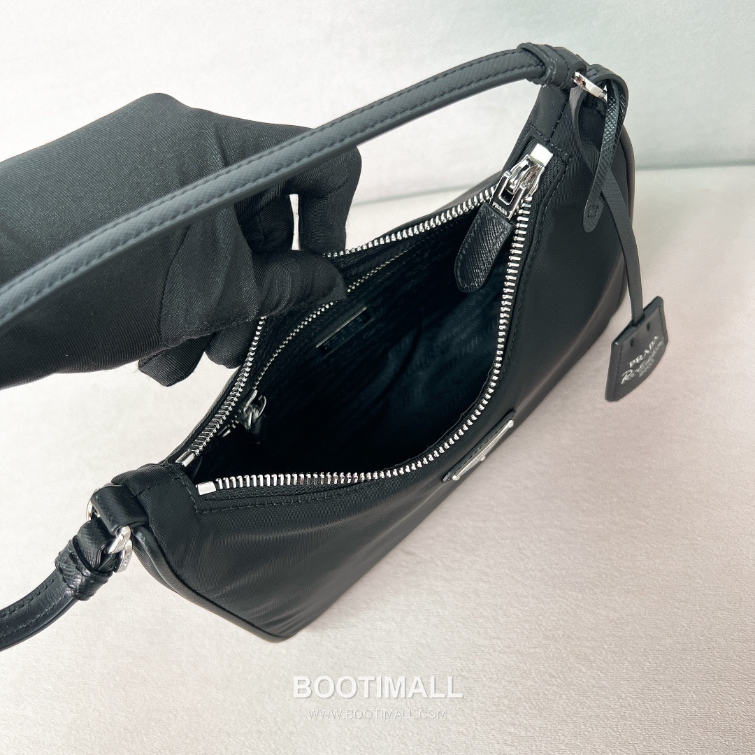 Prada Re-Edition 2005 Hobo Leather Black Shoulder Bag 프라다 리 에디션 2005 호보 레더 블랙 숄더백 22cm 11