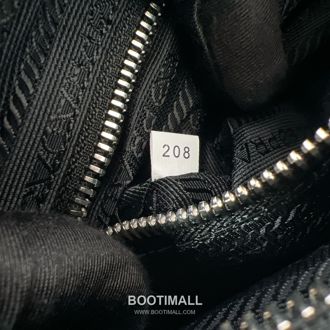 Prada Re-Edition 2005 Hobo Leather Black Shoulder Bag 프라다 리 에디션 2005 호보 레더 블랙 숄더백 22cm 13