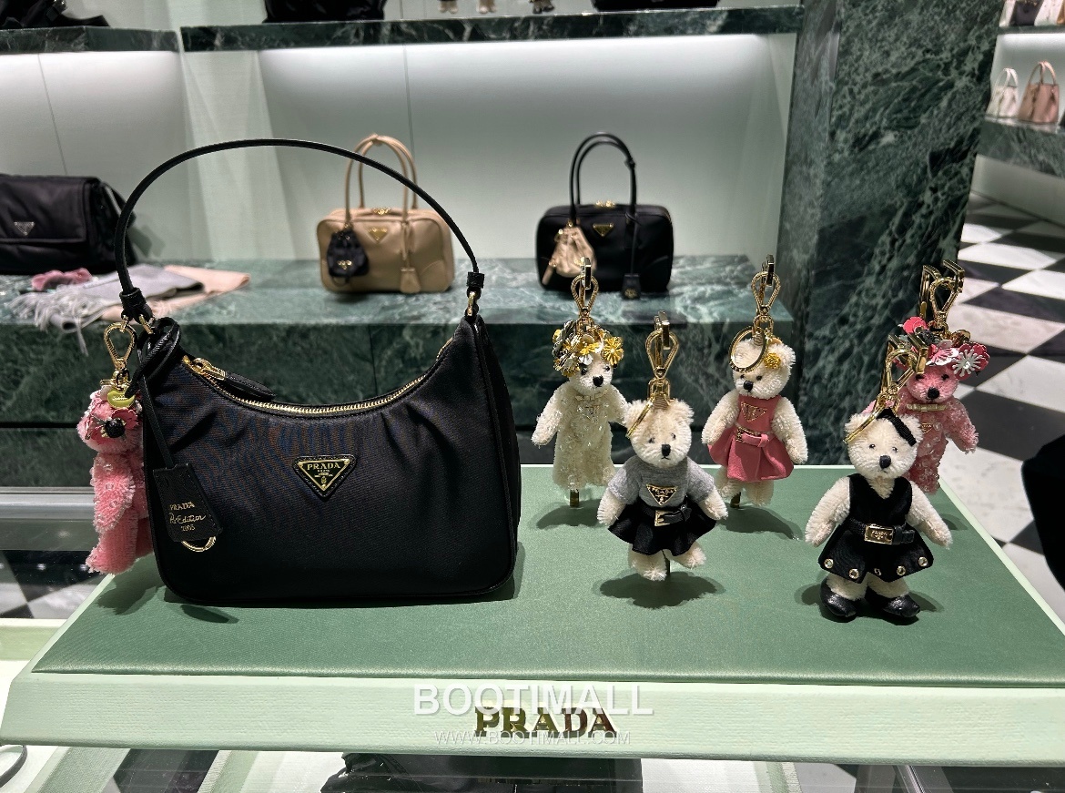 Prada Re-Edition 2005 Hobo Leather Black Shoulder Bag 프라다 리 에디션 2005 호보 1N204M 레더 블랙 숄더백 22cm 1