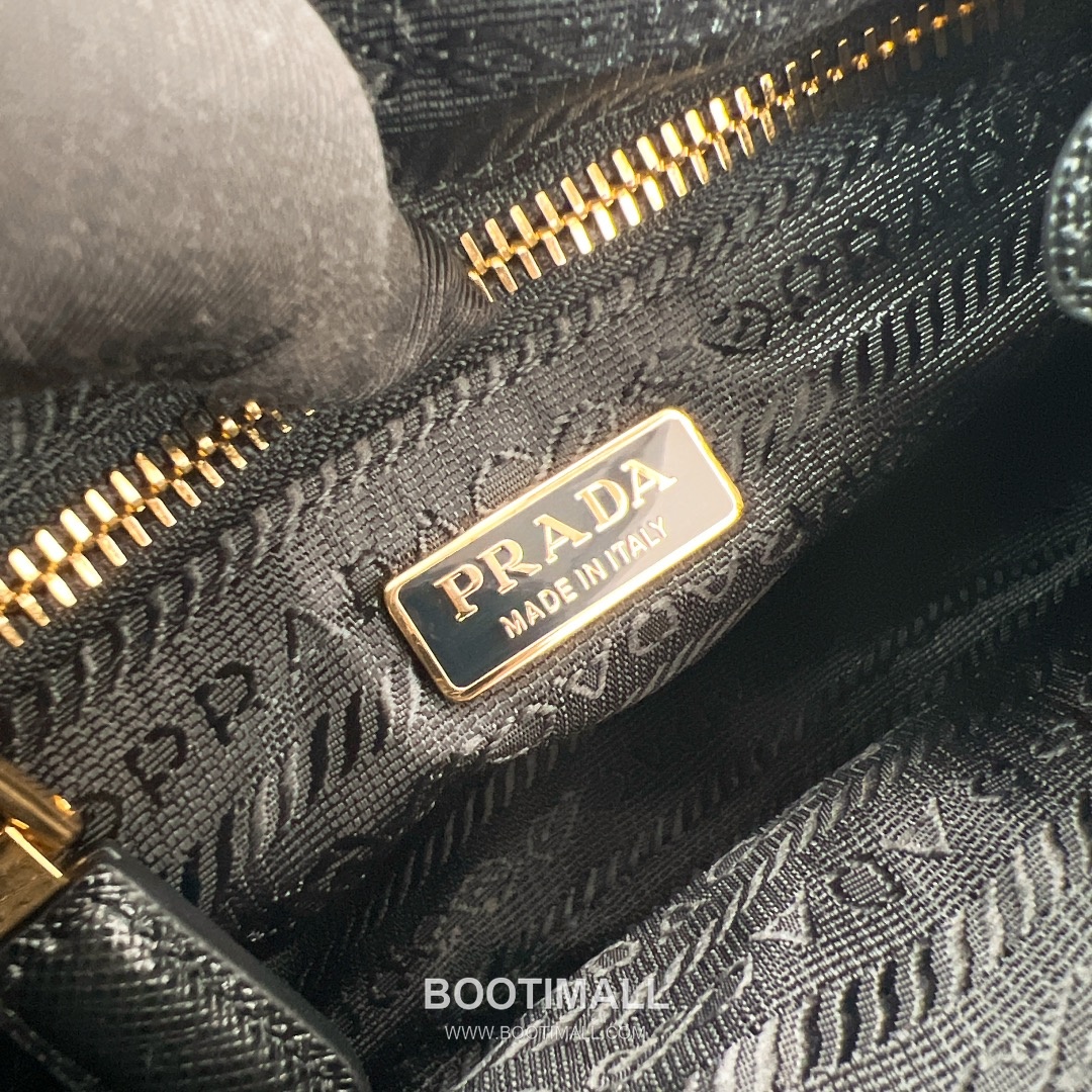 Prada Re-Edition 2005 Hobo Leather Black Shoulder Bag 프라다 리 에디션 2005 호보 1N204M 레더 블랙 숄더백 22cm 12