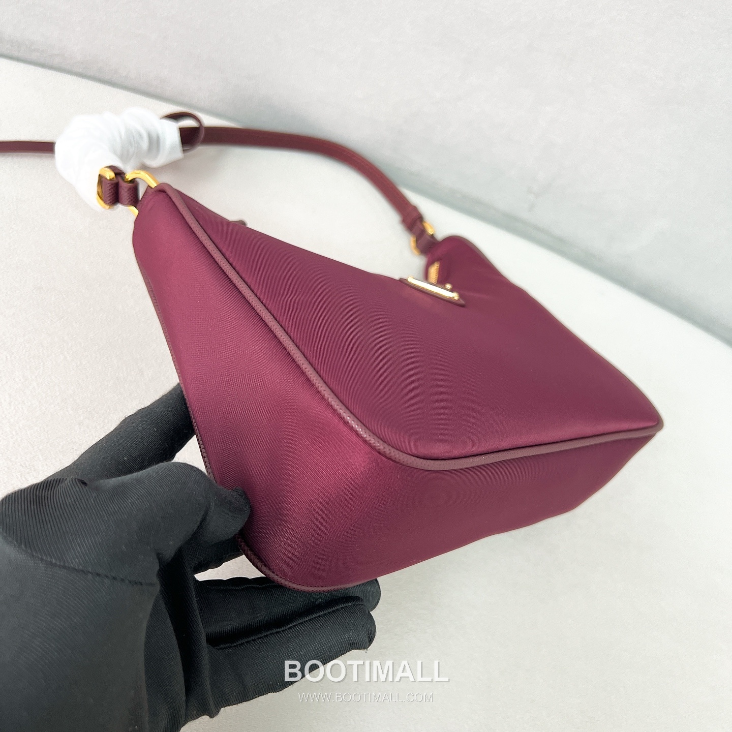 Prada Re-Edition 2005 Hobo Leather Burgundy Shoulder Bag 프라다 리 에디션 2005 호보 1N204M 레더 버건디 숄더백 22cm 8