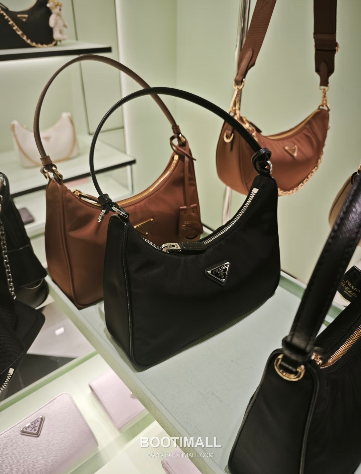 Prada Re-Edition 2005 Hobo Leather Black Shoulder Bag 프라다 리 에디션 2005 호보 1N204M 레더 블랙 숄더백 22cm 5