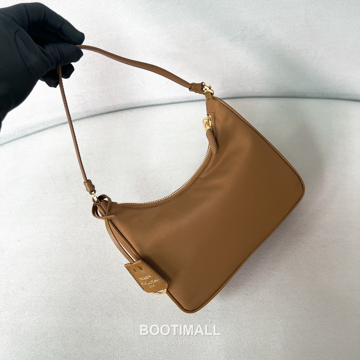 Prada Re-Edition 2005 Hobo Leather Black Shoulder Bag 프라다 리 에디션 2005 호보 1N204M 레더 블랙 숄더백 22cm 8