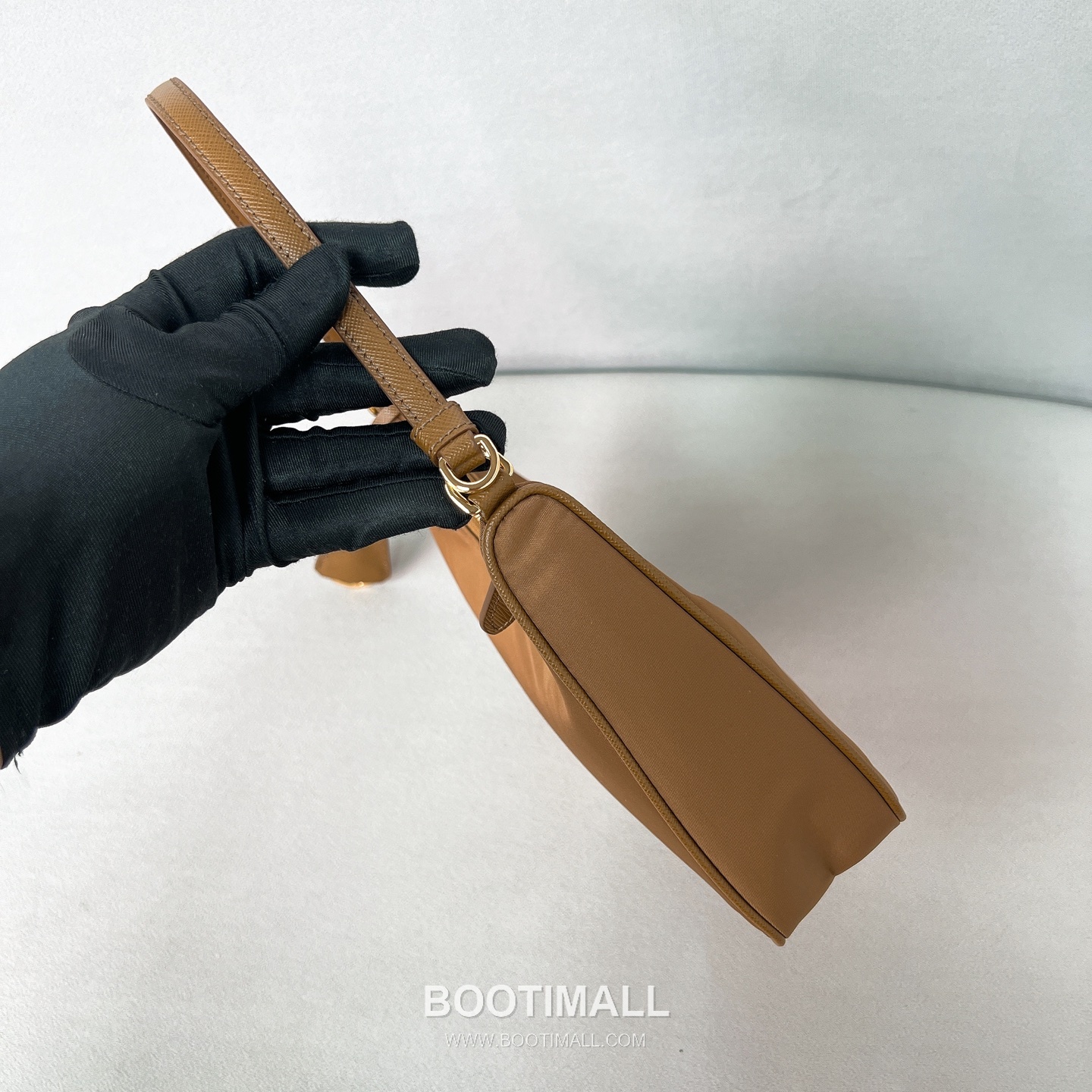 Prada Re-Edition 2005 Hobo Leather Black Shoulder Bag 프라다 리 에디션 2005 호보 1N204M 레더 블랙 숄더백 22cm 9