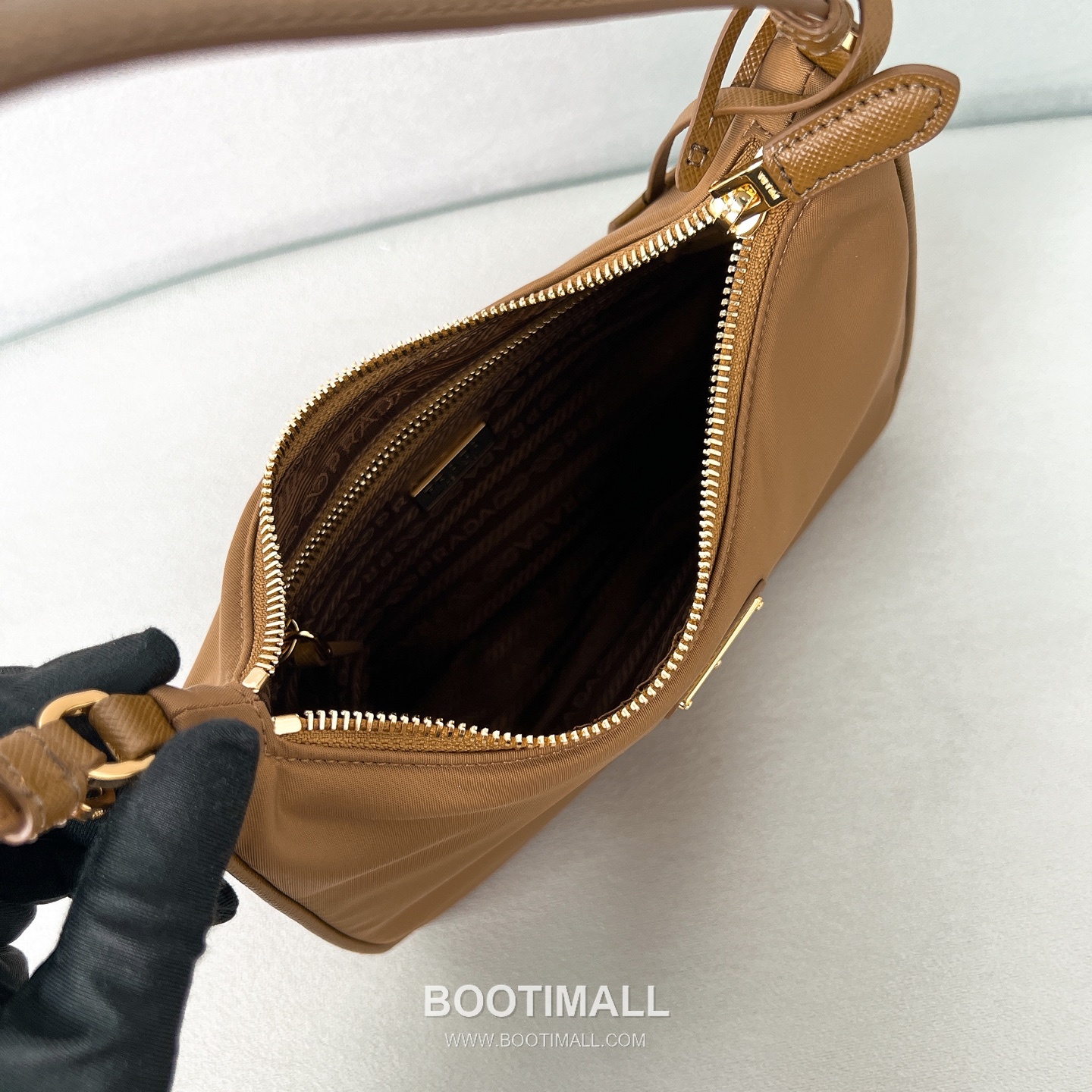 Prada Re-Edition 2005 Hobo Leather Black Shoulder Bag 프라다 리 에디션 2005 호보 1N204M 레더 블랙 숄더백 22cm 13