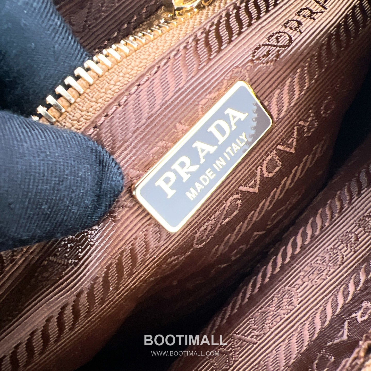 Prada Re-Edition 2005 Hobo Leather Black Shoulder Bag 프라다 리 에디션 2005 호보 1N204M 레더 블랙 숄더백 22cm 14