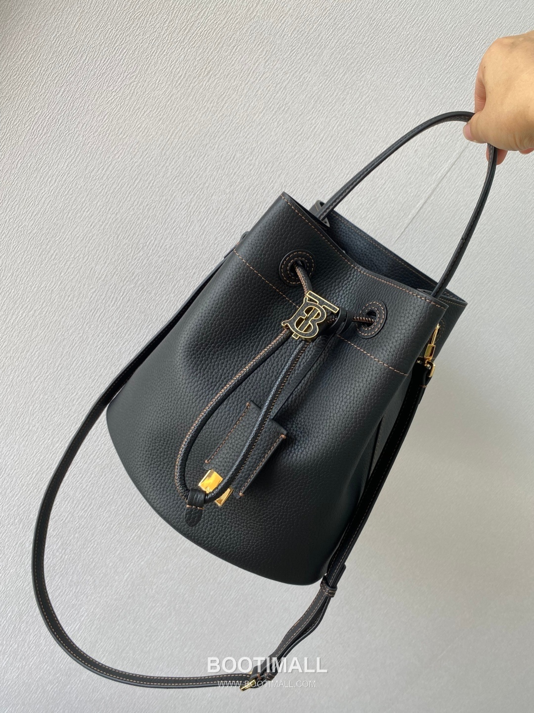 Burberry TB Thomas Bucket Grained Calfskin Bag 버버리 TB 토마스 버킷 그레인드 카프스킨 26cm 10
