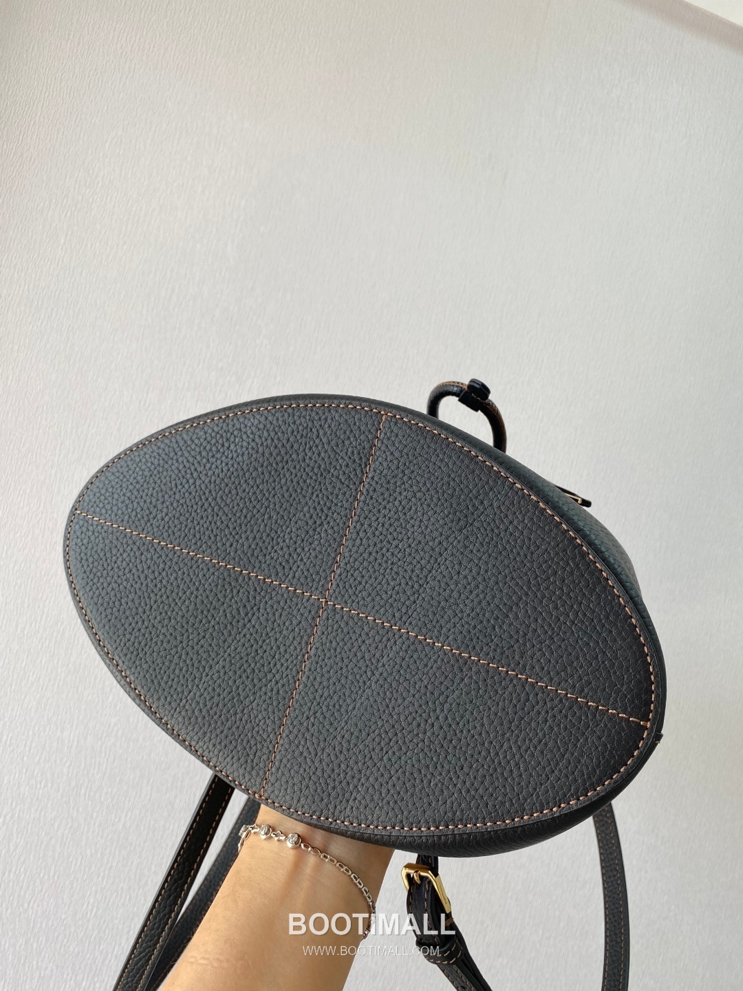 Burberry TB Thomas Bucket Grained Calfskin Bag 버버리 TB 토마스 버킷 그레인드 카프스킨 26cm 18