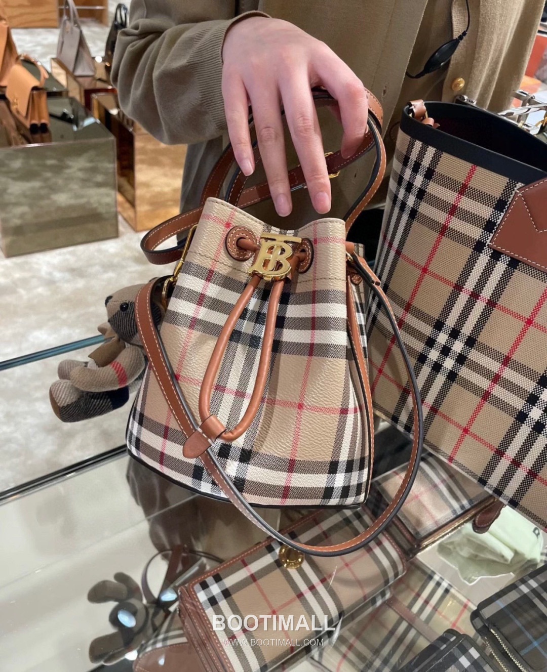 Burberry 184160 Bucket Eco-Friendly Synthetic Birch Brown Bag 버버리 184160 버킷 친환경 합성 소재 자작나무 브라운 18.5cm 5