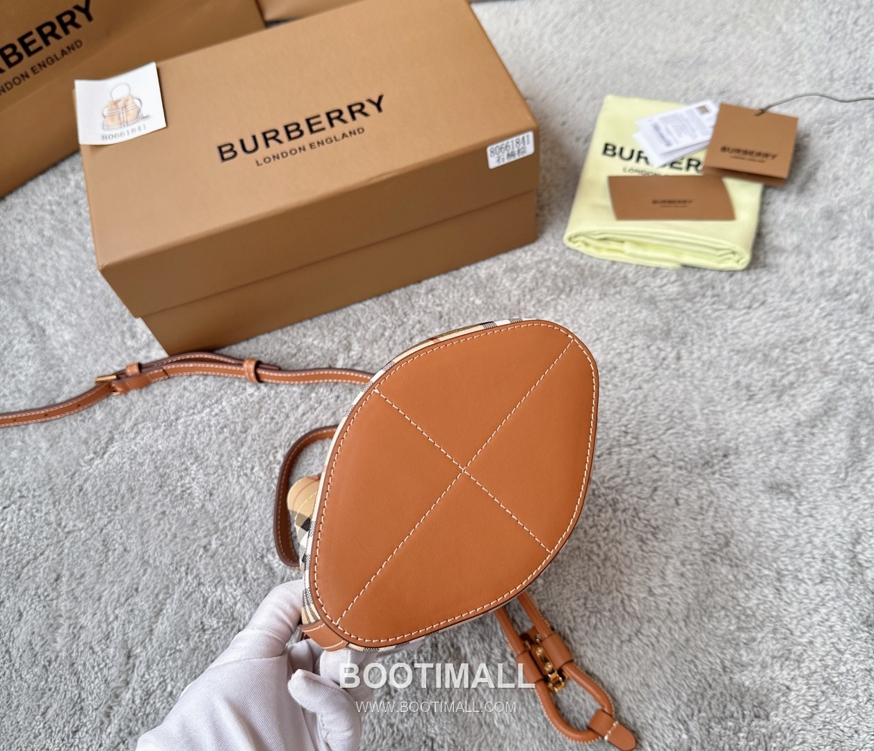 Burberry 184160 Bucket Eco-Friendly Synthetic Birch Brown Bag 버버리 184160 버킷 친환경 합성 소재 자작나무 브라운 18.5cm 14