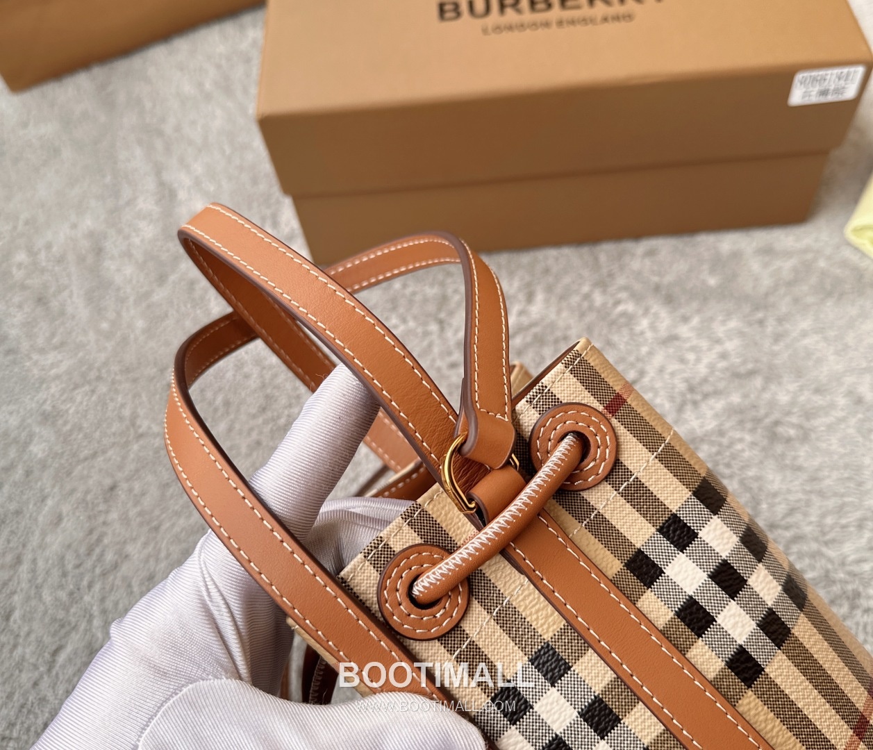 Burberry 184160 Bucket Eco-Friendly Synthetic Birch Brown Bag 버버리 184160 버킷 친환경 합성 소재 자작나무 브라운 18.5cm 16
