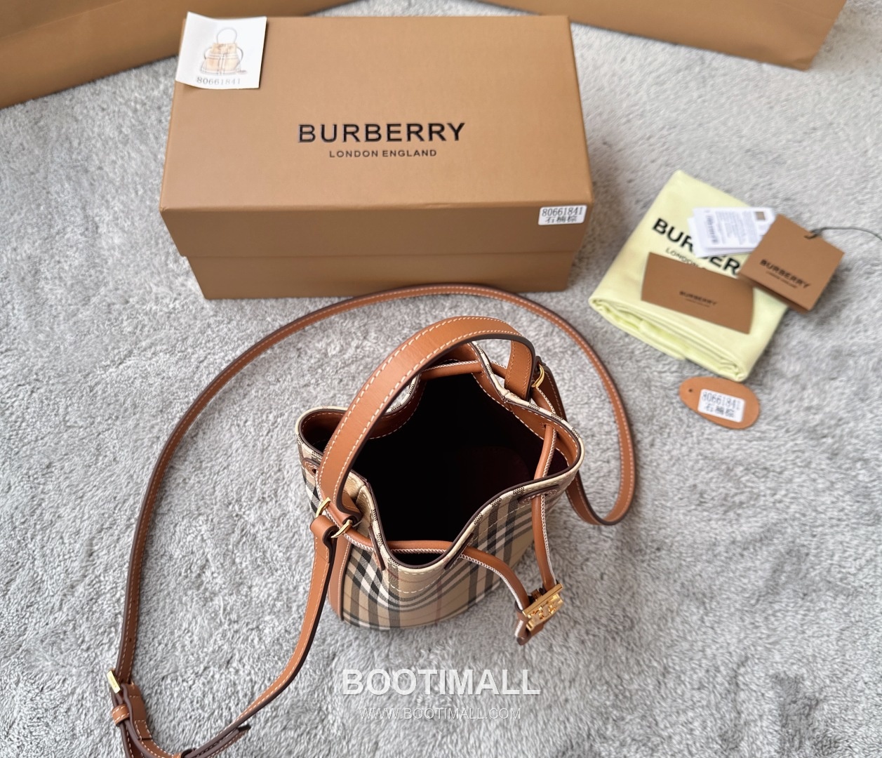 Burberry 184160 Bucket Eco-Friendly Synthetic Birch Brown Bag 버버리 184160 버킷 친환경 합성 소재 자작나무 브라운 18.5cm 17