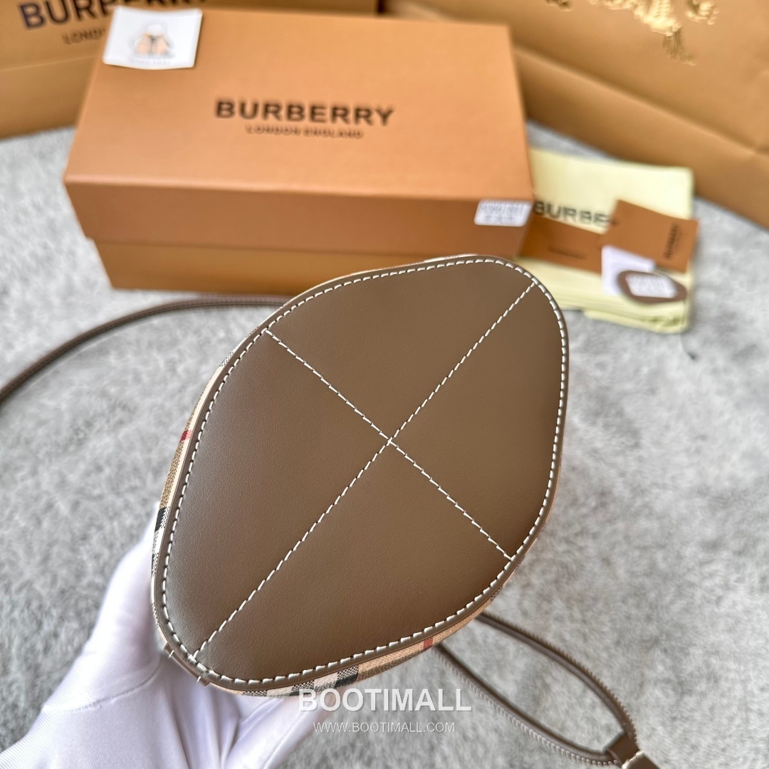 Burberry 184160 Small Bucket Eco-Friendly Synthetic New Color Bag 버버리 184160 스몰 버킷 친환경 합성 소재 뉴 컬러 18.5cm 18