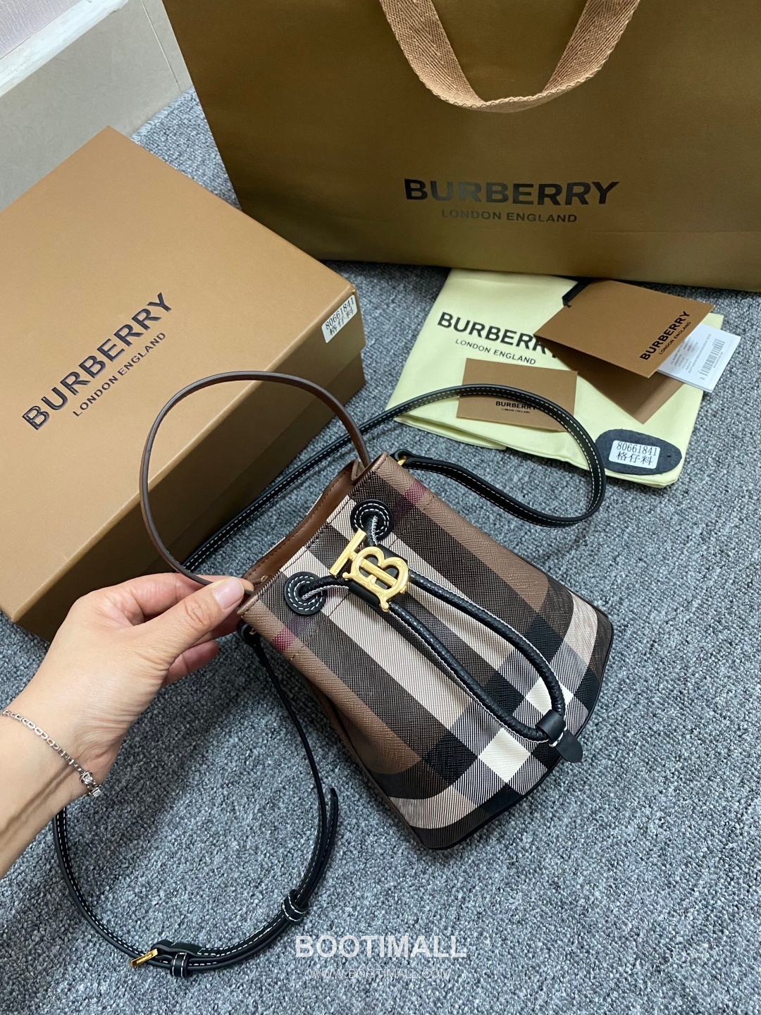 Burberry 184160 Small Bucket Eco-Friendly Synthetic New Color Bag 버버리 184160 스몰 버킷 친환경 합성 소재 뉴 컬러 18.5cm 10