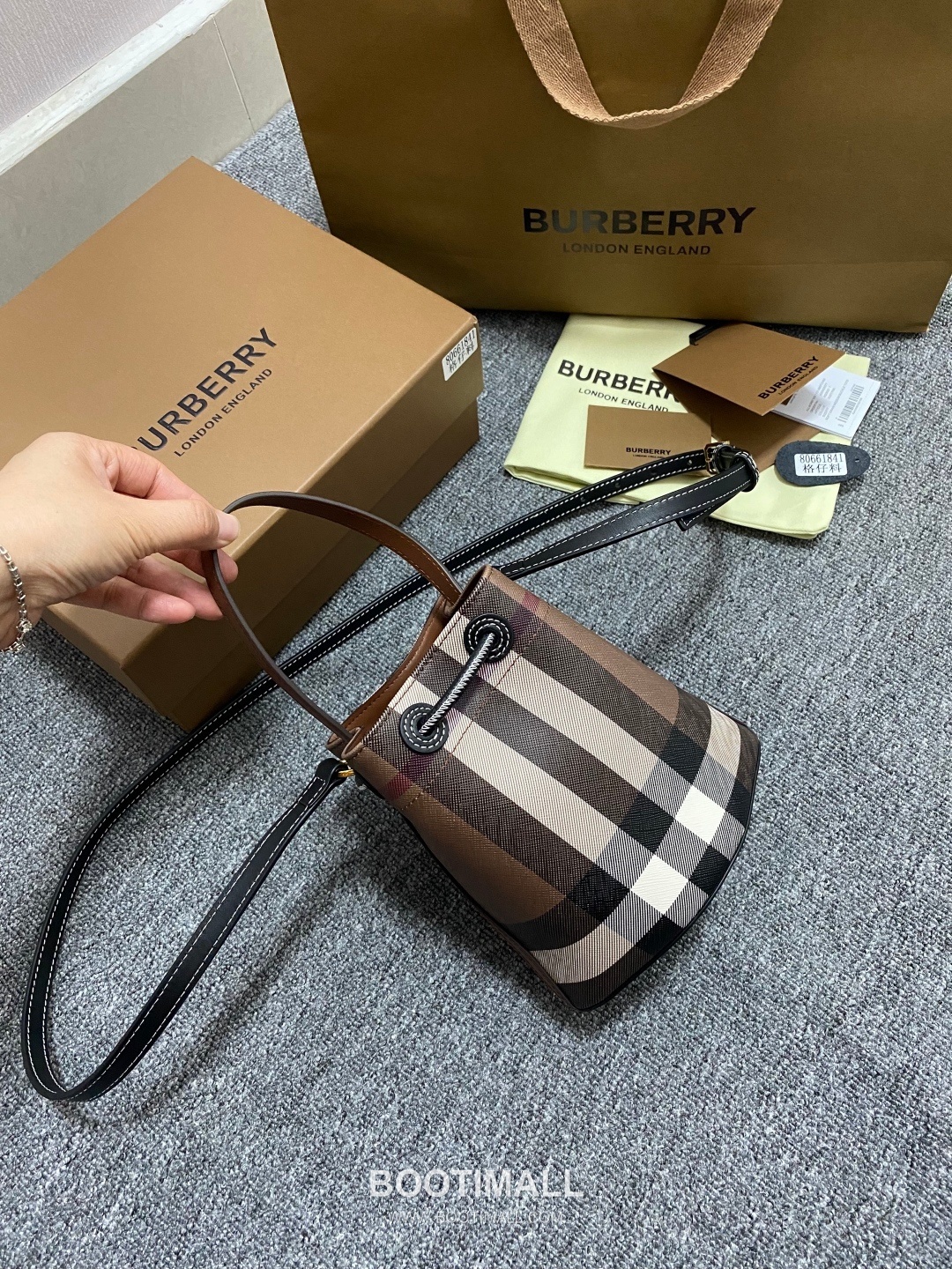 Burberry 184160 Small Bucket Eco-Friendly Synthetic New Color Bag 버버리 184160 스몰 버킷 친환경 합성 소재 뉴 컬러 18.5cm 11