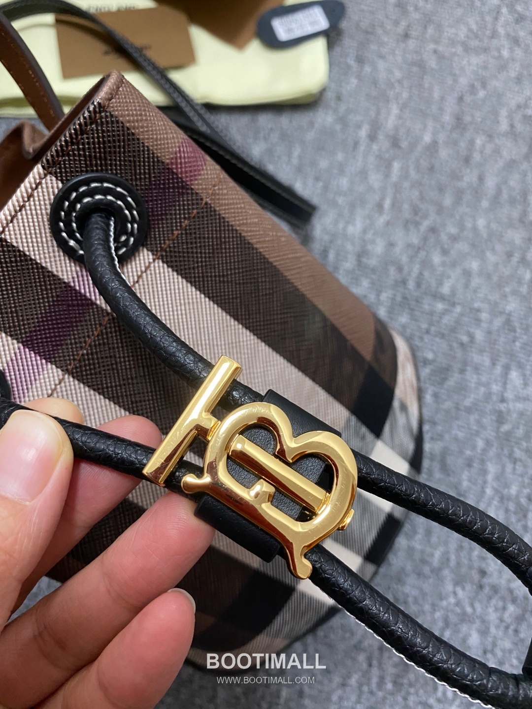 Burberry 184160 Small Bucket Eco-Friendly Synthetic New Color Bag 버버리 184160 스몰 버킷 친환경 합성 소재 뉴 컬러 18.5cm 12