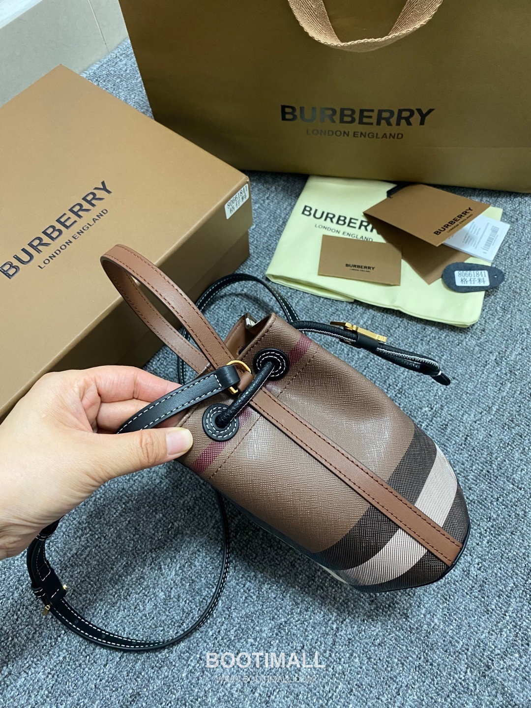 Burberry 184160 Small Bucket Eco-Friendly Synthetic New Color Bag 버버리 184160 스몰 버킷 친환경 합성 소재 뉴 컬러 18.5cm 13