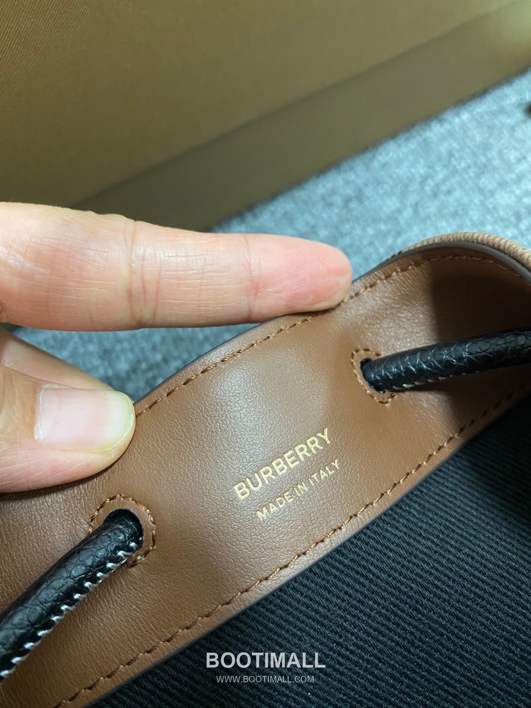 Burberry 184160 Small Bucket Eco-Friendly Synthetic New Color Bag 버버리 184160 스몰 버킷 친환경 합성 소재 뉴 컬러 18.5cm 15
