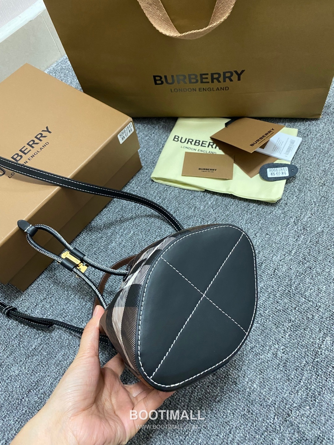 Burberry 184160 Small Bucket Eco-Friendly Synthetic New Color Bag 버버리 184160 스몰 버킷 친환경 합성 소재 뉴 컬러 18.5cm 17