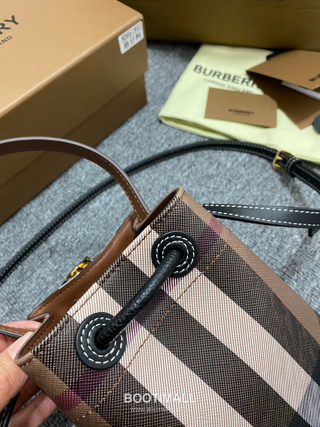Burberry 184160 Small Bucket Eco-Friendly Synthetic New Color Bag 버버리 184160 스몰 버킷 친환경 합성 소재 뉴 컬러 18.5cm 18