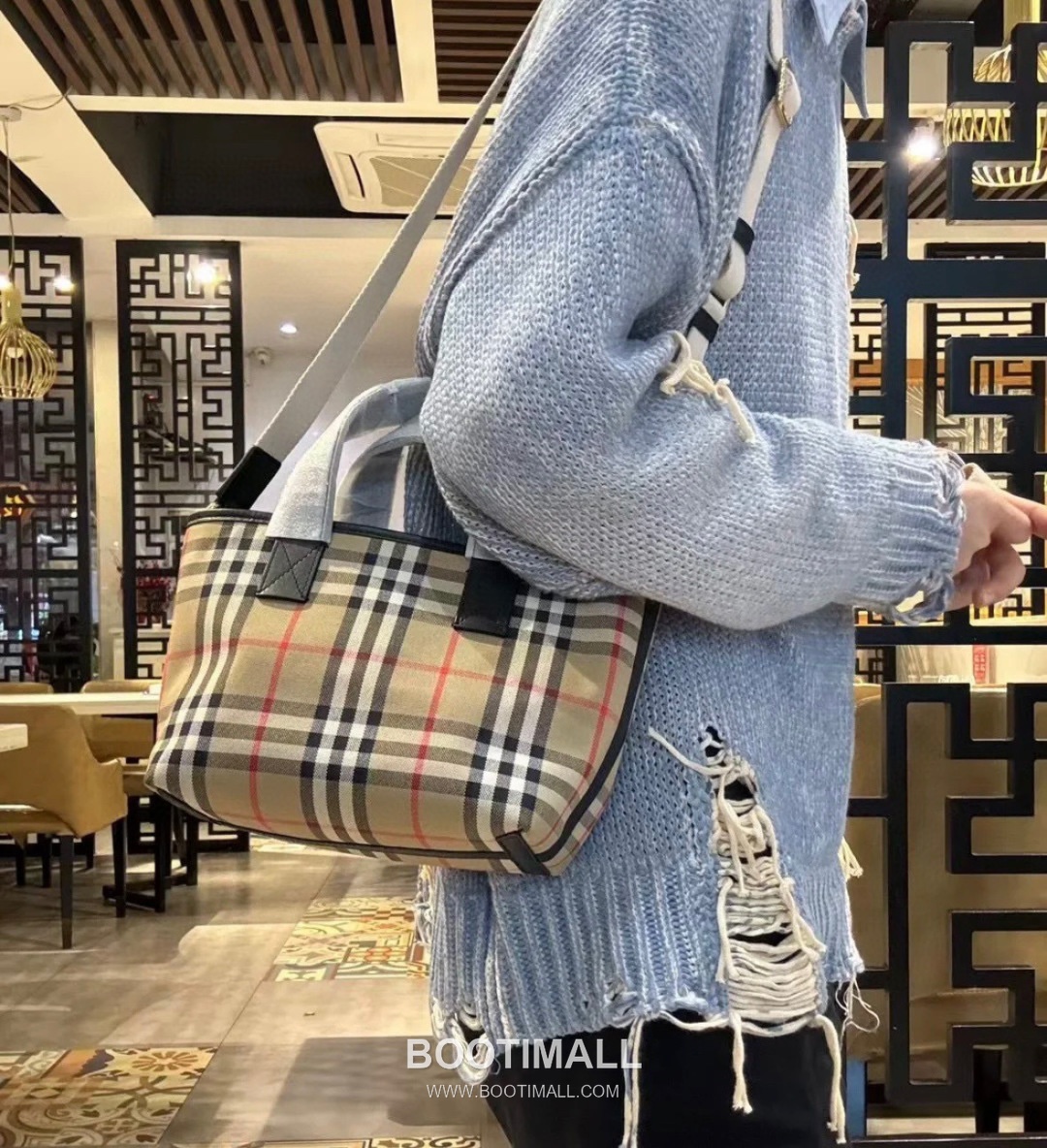Burberry Check Canvas 246145 Cotton Beige Tote Bag 버버리 체크 캔버스 246145 코튼 베이지 토트백 27cm 1