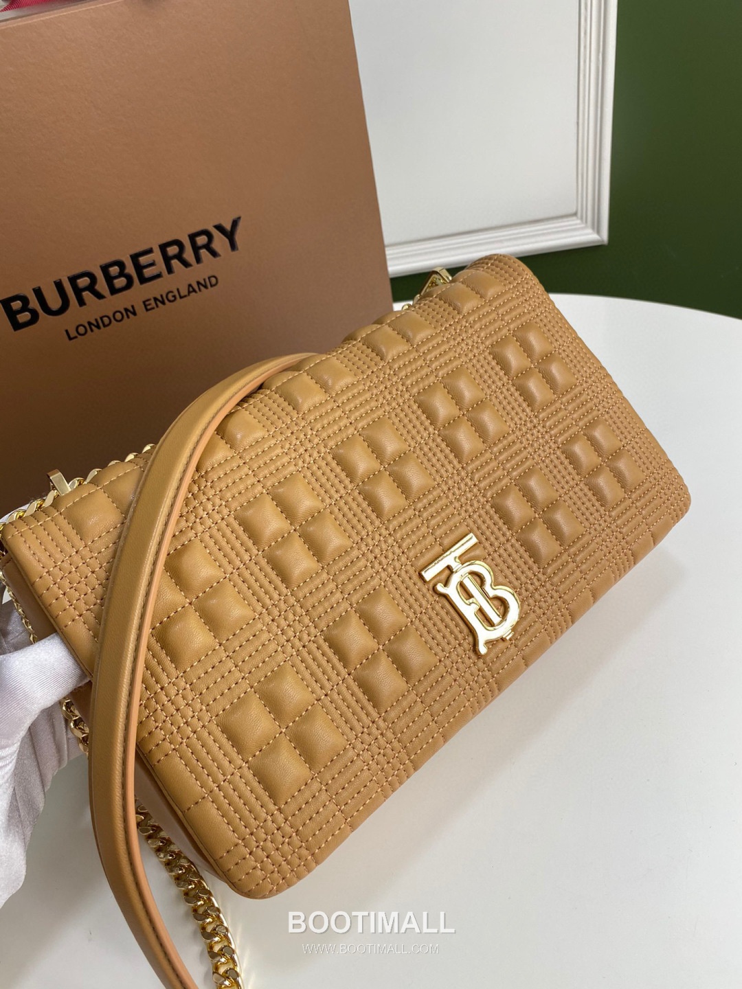 Burberry Lola Quilted Italian-Tanned Lambskin Chain Shoulder Bag 버버리 롤라 퀼팅 이탈리아 태닝 램스킨 체인 숄더백 28cm 11