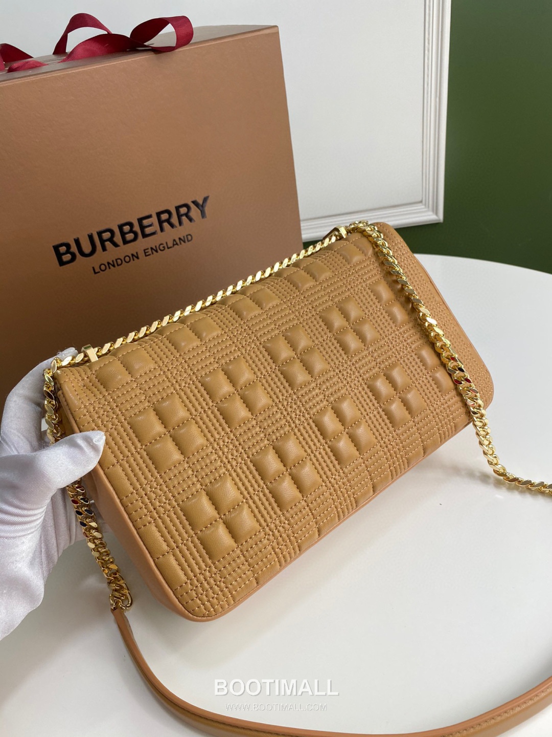 Burberry Lola Quilted Italian-Tanned Lambskin Chain Shoulder Bag 버버리 롤라 퀼팅 이탈리아 태닝 램스킨 체인 숄더백 28cm 12