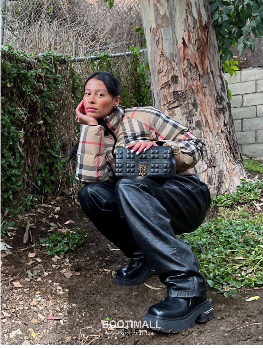 Burberry Lola Quilted Italian-Tanned Lambskin Chain Shoulder Bag 버버리 롤라 퀼팅 이탈리아 태닝 램스킨 체인 숄더백 28cm 12