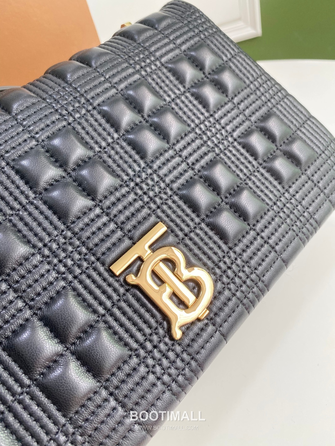 Burberry Lola Quilted Italian-Tanned Lambskin Chain Shoulder Bag 버버리 롤라 퀼팅 이탈리아 태닝 램스킨 체인 숄더백 28cm 17