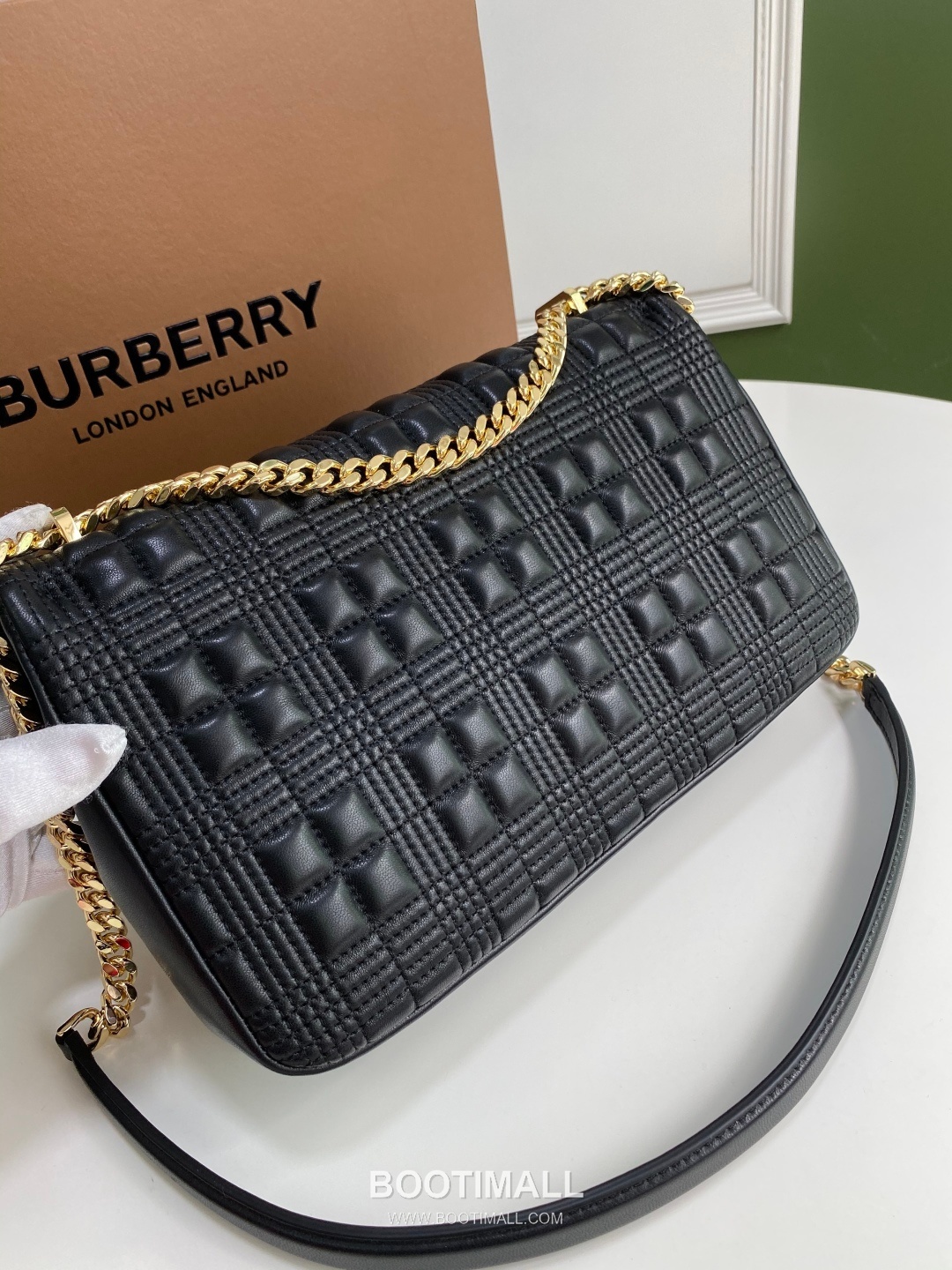 Burberry Lola Quilted Italian-Tanned Lambskin Chain Shoulder Bag 버버리 롤라 퀼팅 이탈리아 태닝 램스킨 체인 숄더백 28cm 23