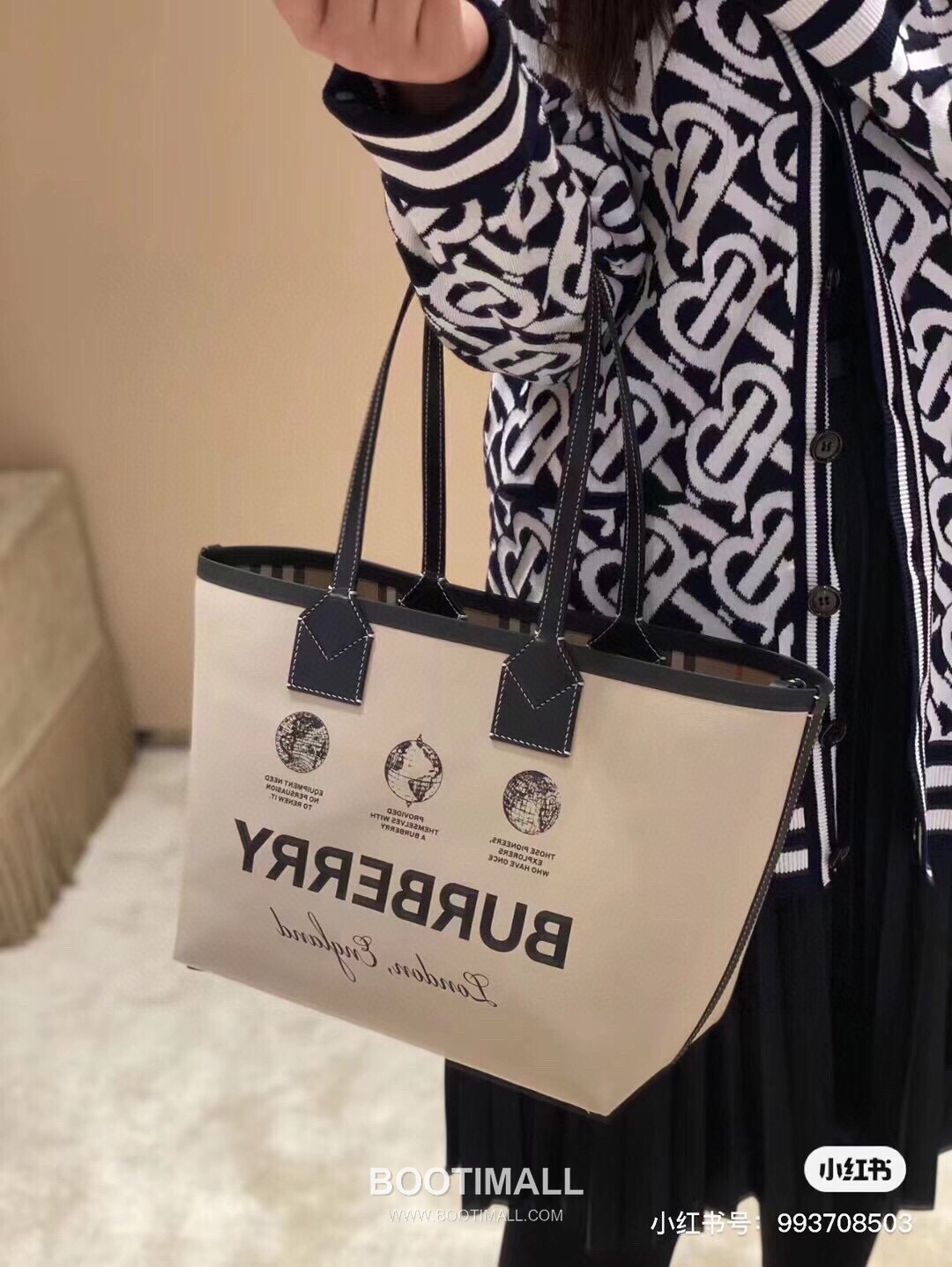Burberry Reversible Print Check Coated Canvas Beige Tote Bag 버버리 리버서블 프린트 체크 코팅 캔버스 베이지 토트백 51cm 1
