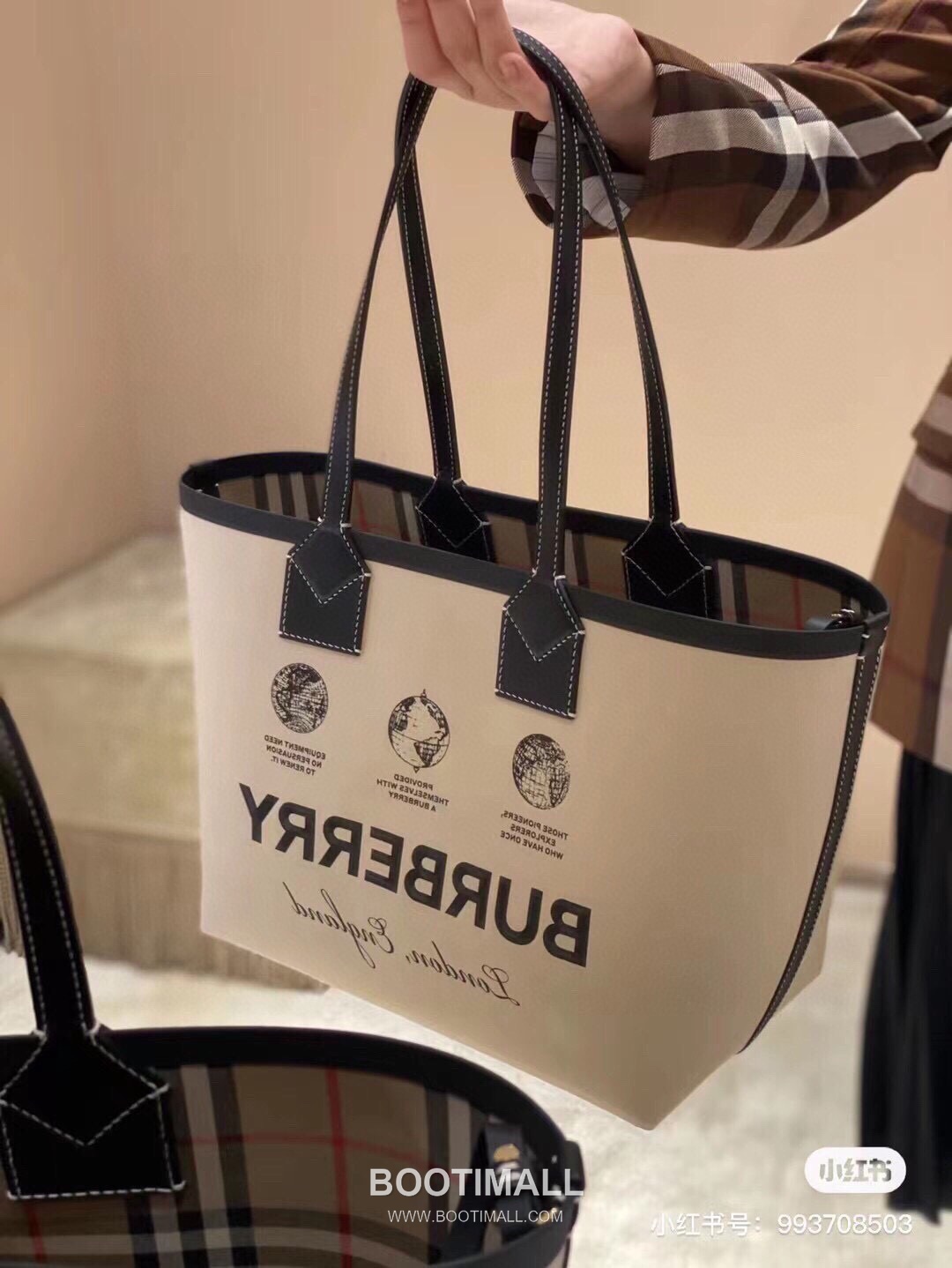 Burberry Reversible Print Check Coated Canvas Beige Tote Bag 버버리 리버서블 프린트 체크 코팅 캔버스 베이지 토트백 51cm 2