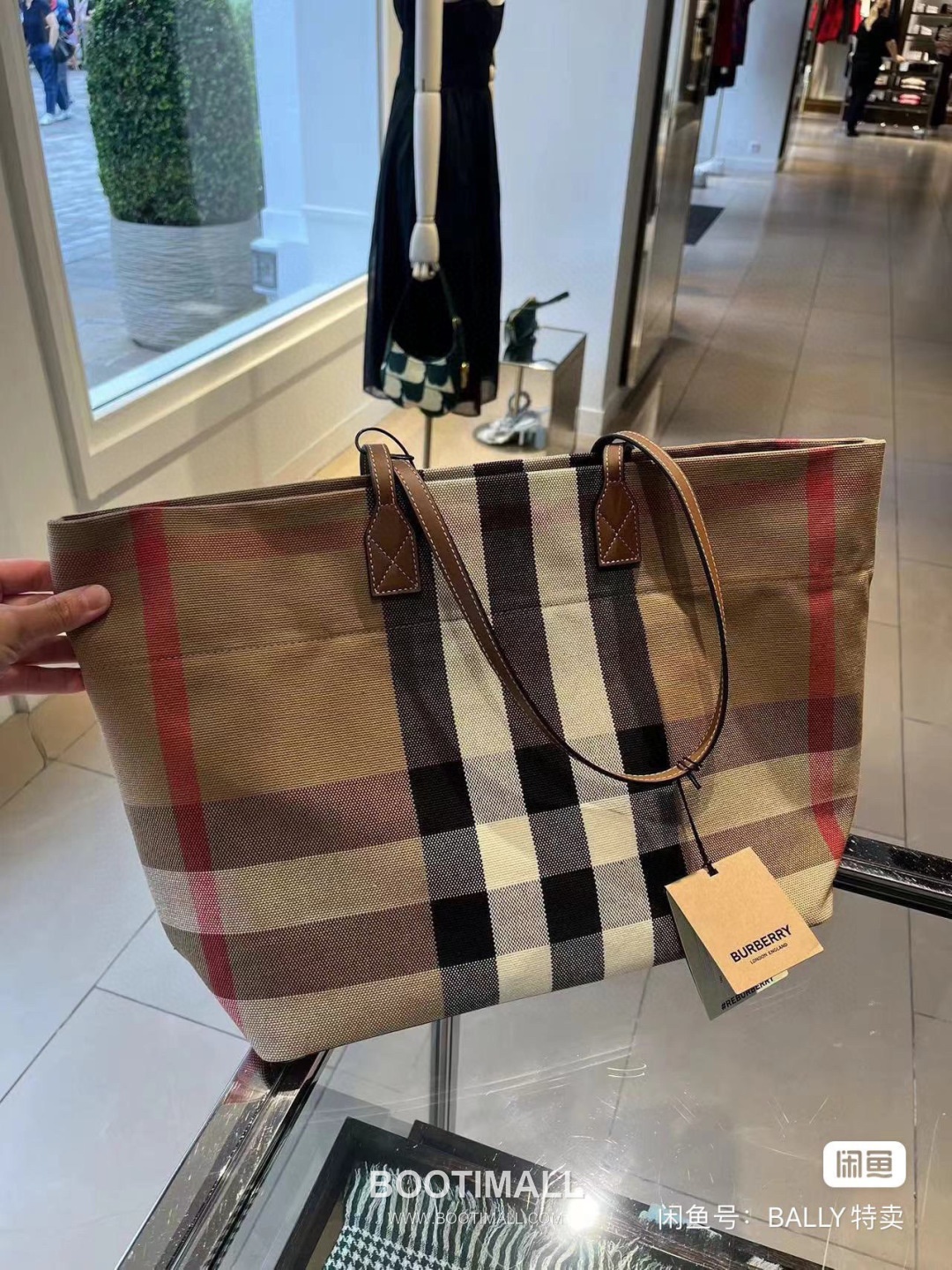 Burberry Classic Check Tote Bag 버버리 클래식 체크 토트백 35.5cm 1
