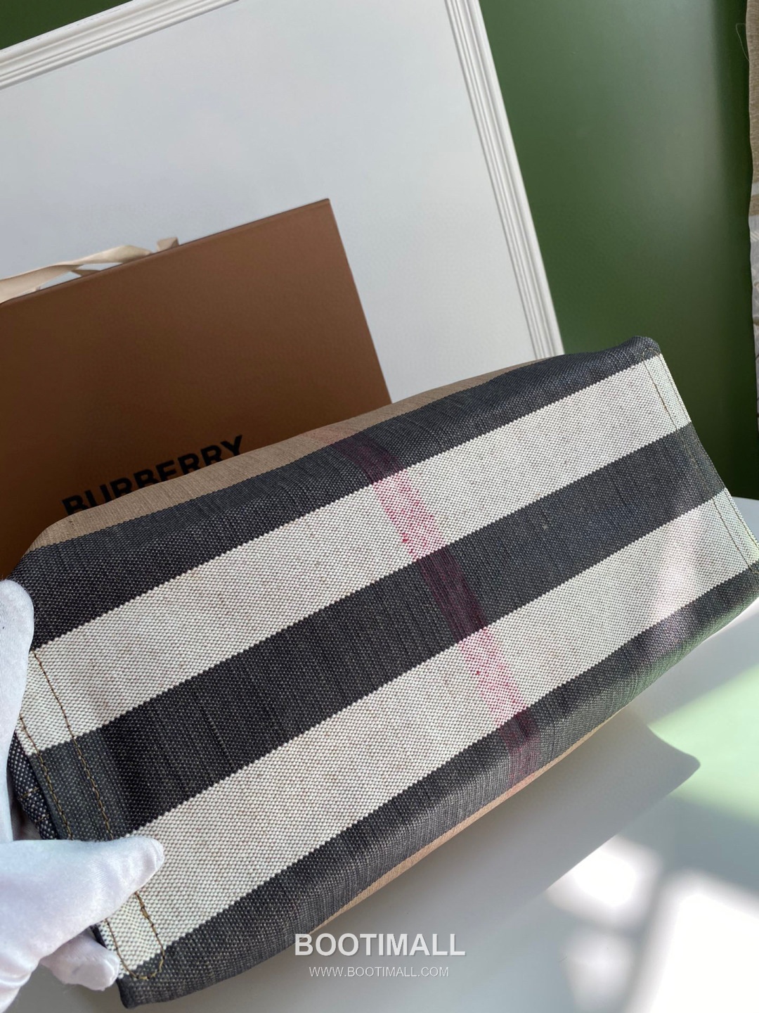 Burberry Graffiti Check Reversible Coated Canvas Beige Tote Bag 버버리 그래피티 체크 리버서블 코팅 캔버스 베이지 토트백 54cm 13