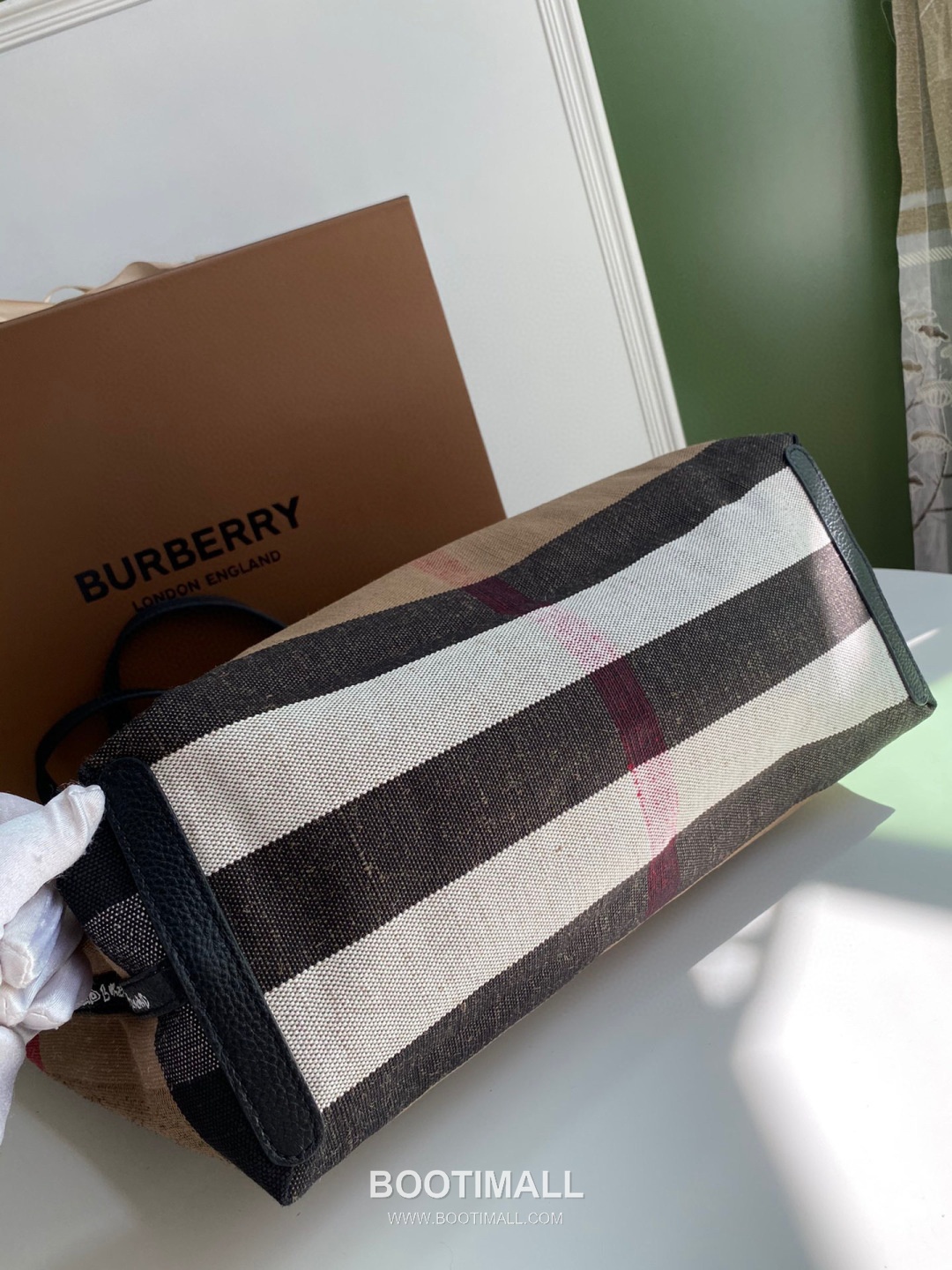 Burberry Graffiti Check Reversible Coated Canvas Beige Tote Bag 버버리 그래피티 체크 리버서블 코팅 캔버스 베이지 토트백 54cm 18