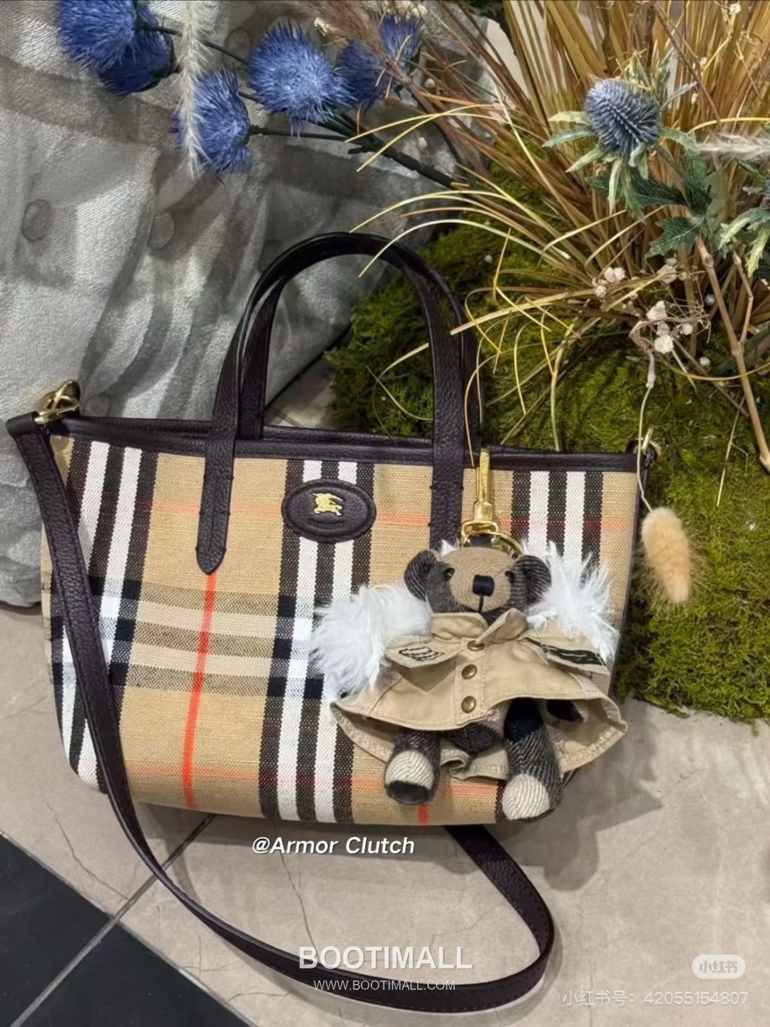 Burberry Bloomsbury Reversible Mini Tote Grained Calfskin Sand Bag 버버리 블룸즈버리 리버서블 미니 토트 그레인드 카프스킨 샌드 22cm 4