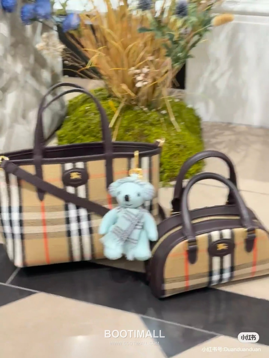 Burberry Bloomsbury Reversible Mini Tote Grained Calfskin Sand Bag 버버리 블룸즈버리 리버서블 미니 토트 그레인드 카프스킨 샌드 22cm 6